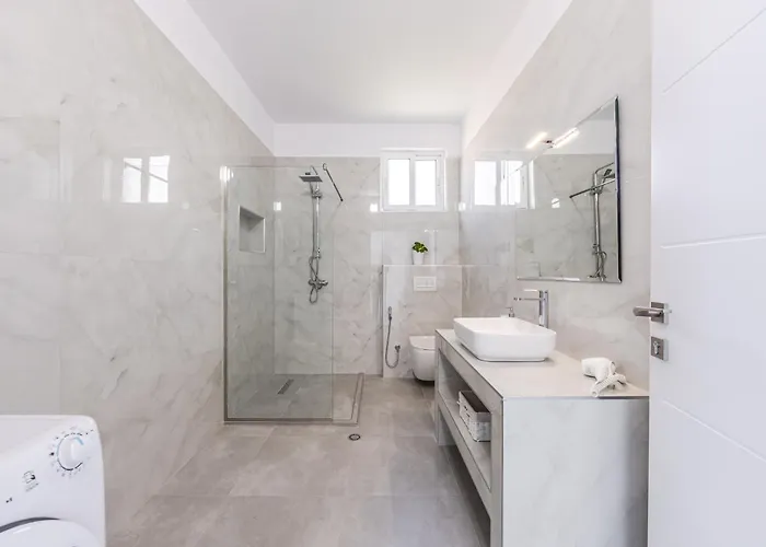 Bright Modern With Balcony Views By Pikhost דירה *