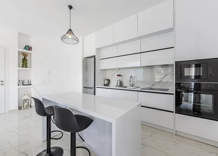 דירה Bright Modern With Balcony Views By Pikhost