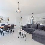 Bright Modern With Balcony Views By Pikhost