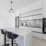 Apartment Bright Modern With Balcony Views By Pikhost