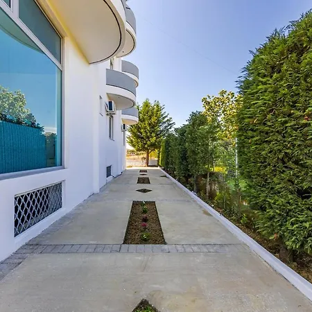 Bright Modern With Balcony Views Golem