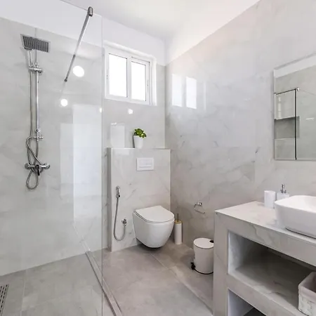 Apartment Bright Modern With Balcony Views Golem *