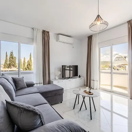 Bright Modern With Balcony Views Golem Apartment