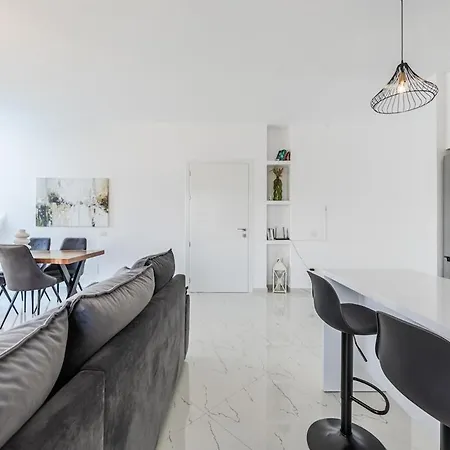Bright Modern With Balcony Views Golem Apartment *