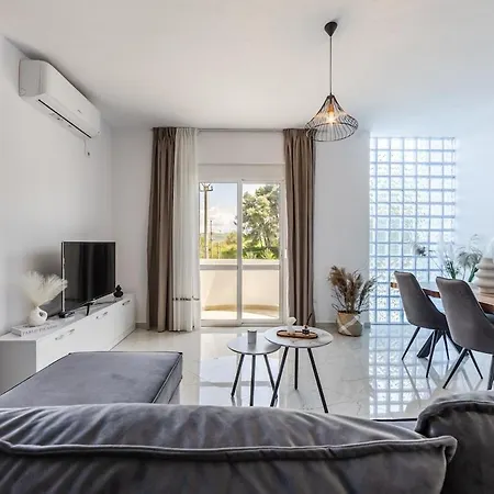 Bright Modern With Balcony Views Golem Golem (Tirana)