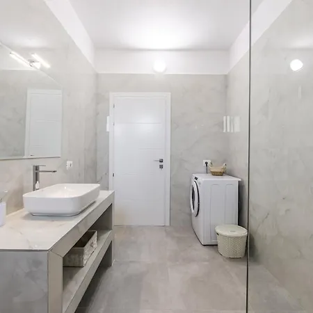 Apartment Bright Modern With Balcony Views Golem