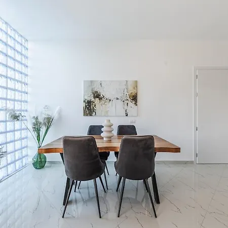 Bright Modern With Balcony Views Golem