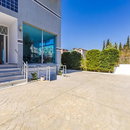 Bright Modern With Balcony Views Golem