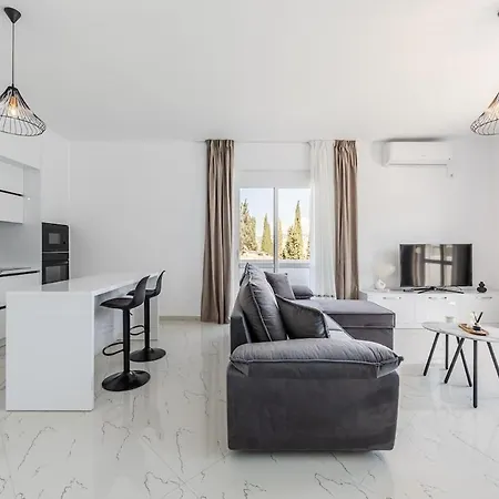 Apartment Bright Modern With Balcony Views Golem Golem (Tirana)