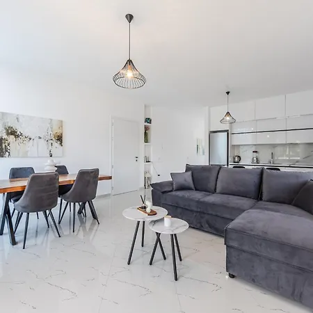 Bright Modern With Balcony Views By Pikhost