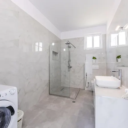 Apartament Bright Modern With Balcony Views By Pikhost Golem (Tirana)