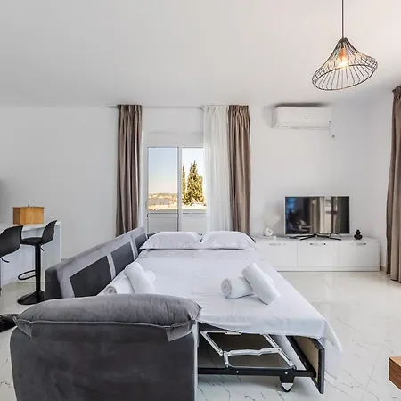 Apartament Bright Modern With Balcony Views By Pikhost Golem (Tirana)