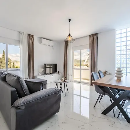Bright Modern With Balcony Views By Pikhost *