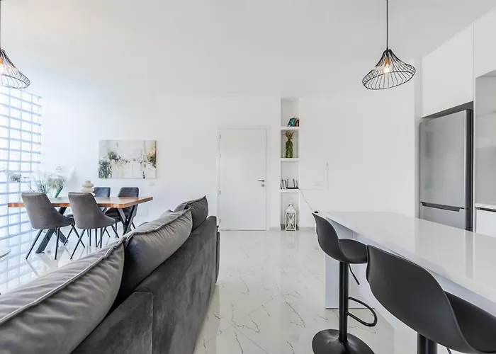 Bright Modern With Balcony Views By Pikhost *